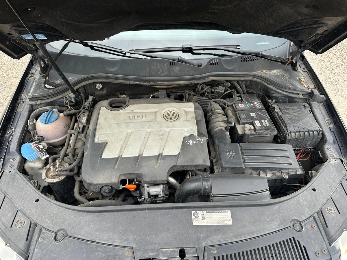 Моторний відсік Volkswagen Passat B6 2010 року з двигуном 2.0 TDI Common Rail — наступником 1.9 TDI