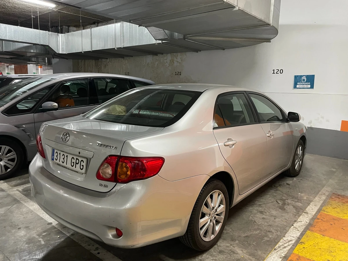Toyota Corolla E150 седан, вигляд ззаду: кришка багажника й задні ліхтарі європейської версії