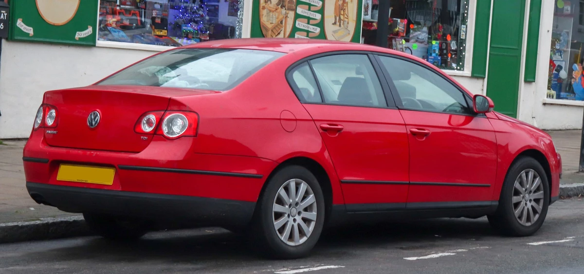 Volkswagen Passat B6 1.9 TDI седан, вигляд ззаду: задні ліхтарі й кришка багажника